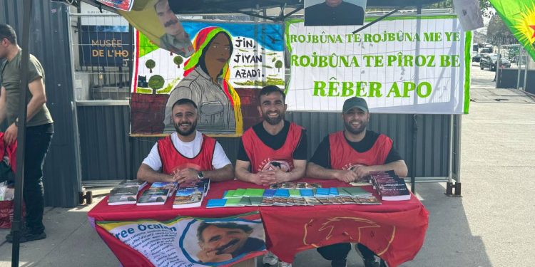 Paris’te  Önder APO’nun Doğum Günü İçin Eyfel Kulesinde Stand Açıldı