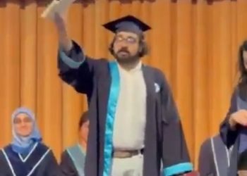 Mezuniyet töreninde diplomasını yırtan üniversiteli gözaltına alındı