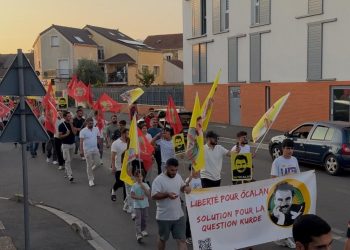 Paris’te CKF üyesi gençler 15 Ağustos diriliş bayramını kutladı