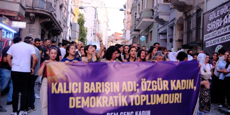 DEM Parti Genç Kadın Meclisi: “Sosyalist yaşamda ısrar ediyoruz özgür önderlikle örgütleniyoruz”