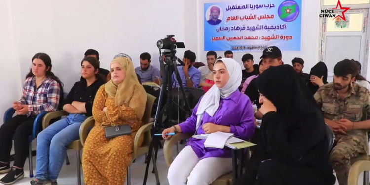 Reqa’da 25 Arap genç Barış ve Demokratik Toplum Manifestosu’nun okuyor