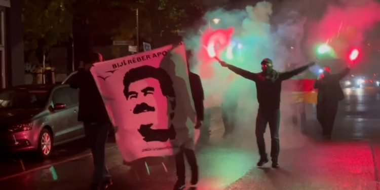 Gençler Avrupa’da Komployu Protesto Etti: “Önder APO’nun Özgürlüğü, Gençliğin Özgürlüğüdür”