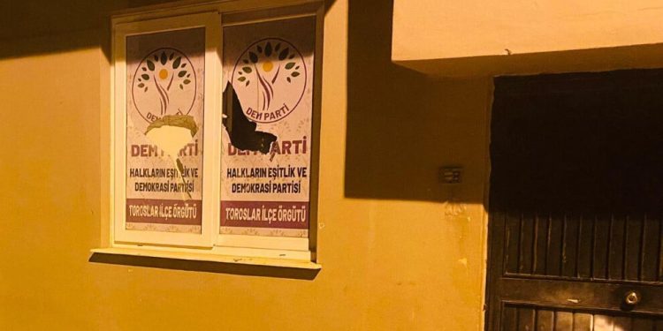 DEM Parti binasına taşlı saldırı