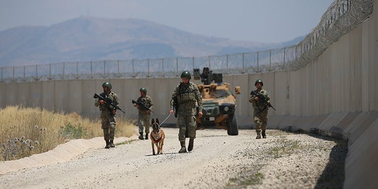 Türk Askerleri Suriyeli Bir Genci Öldürdü