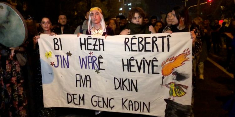 Önder APO’ya Özgürlük Yürüyüşünde Genç Kadın Korteji