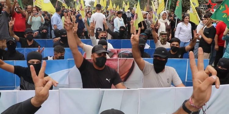 Reqa’da 9 Ekim komplosu kitlesel yürüyüş ile protesto edildi