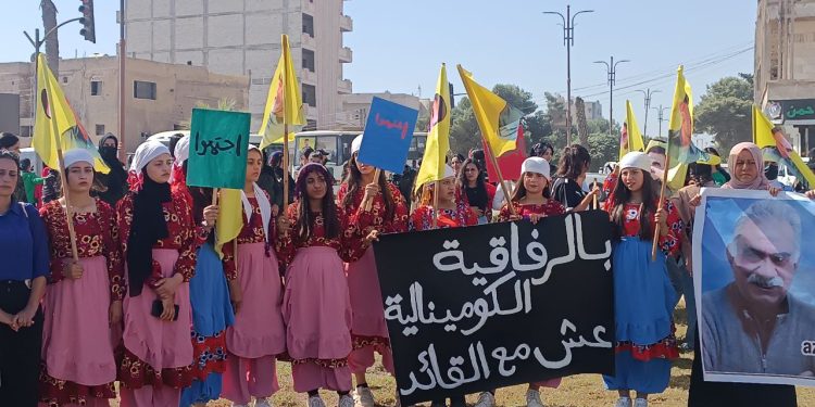Rakka’da Genç Kadınlardan Önder APO İçin Yürüyüş: “Direnişe Devam Edeceğiz”