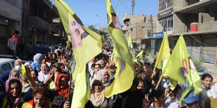 Kuzey ve Doğu Suriye halkı komploya karşı sokaklara döküldü