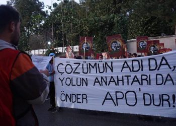 Villiers-le-Bel banliyösünde, CKF öncülüğünde “Uluslararası Komployu Boşa Çıkaralım – Önder Apo’ya Özgürlük, Kürt Sorununa Siyasi Çözüm” şiarıyla yürüyüş düzenlendi.