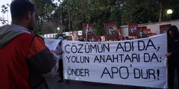 Villiers-le-Bel banliyösünde, CKF öncülüğünde “Uluslararası Komployu Boşa Çıkaralım – Önder Apo’ya Özgürlük, Kürt Sorununa Siyasi Çözüm” şiarıyla yürüyüş düzenlendi.