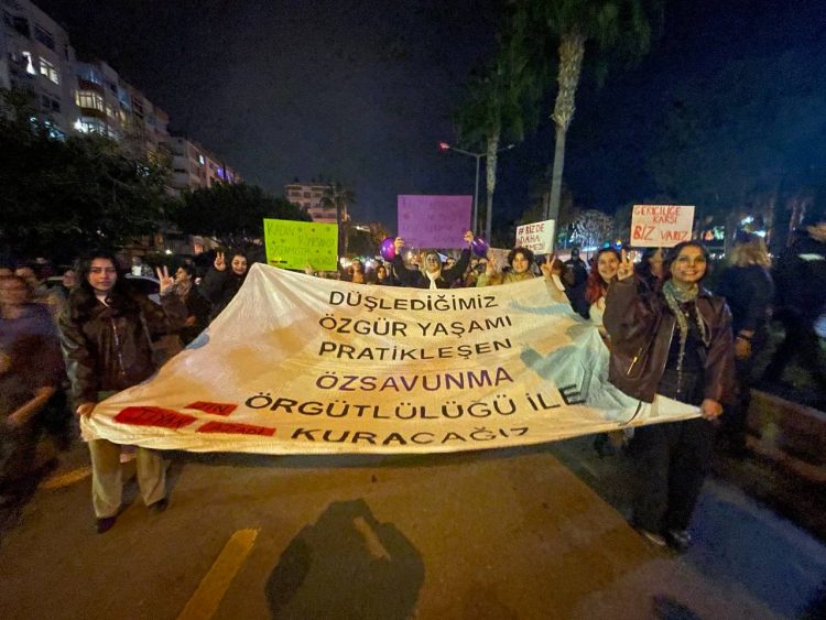 Genç Kadınlardan 25 Kasım: Kadınların Barışı Özgür Yaşamı Savunmaktır