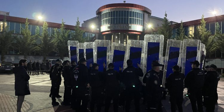 Öğrencilere Rojin Kabaişe Adalet Eyleminin 24. Gününde Polis Ablukası