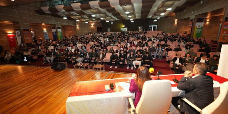 Amed Büyükşehir Belediyesinden Gençlik Buluşması