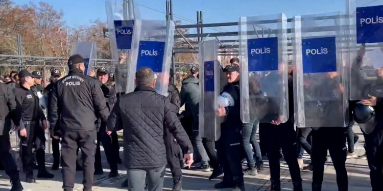 Wan YYÜ’de Öğrencilere Polis Saldırısı Onlarca Gözaltı