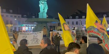 Melun’da Gençler Önder APO’ya Özgürlük Sloganlarını Haykırdı