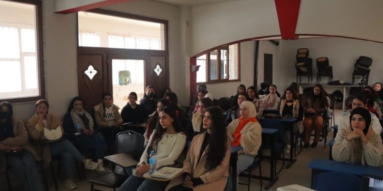 Qamişlo’da Yekîtiya Jinên Ciwan Öncülüğünde Öğrencilerle Seminer