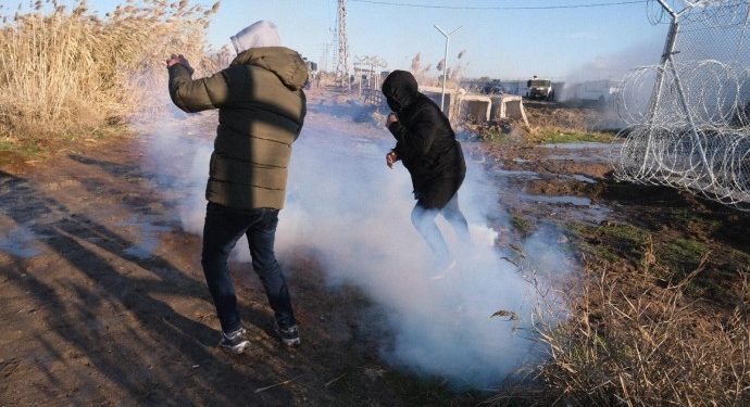 Nisêbîn’de Yürüyüşe Saldırı Gençler Direnişe Geçti