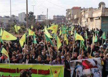 Kobanê Kurtuluşunun Yıldönümünü Kutlamak İçin Binlerin Katılımıyla Yürüyüş Düzenledi