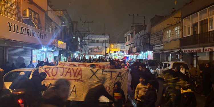 Adana’da Kitlesel Rojava’ya Destek Yürüşü