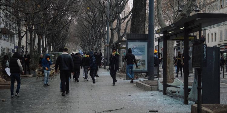 Marsilya’da Gençler Polis Saldırılarına Karşılık Verdi!