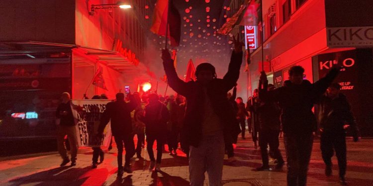 Münster’de Gençler Türk Konsolosluğu’na Yürüdü: Rojava Onurumuzdur!