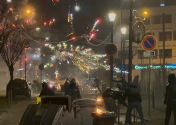 Paris’te Gençler Rojava için Alanda