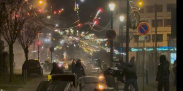 Paris’te Gençler Rojava için Alanda