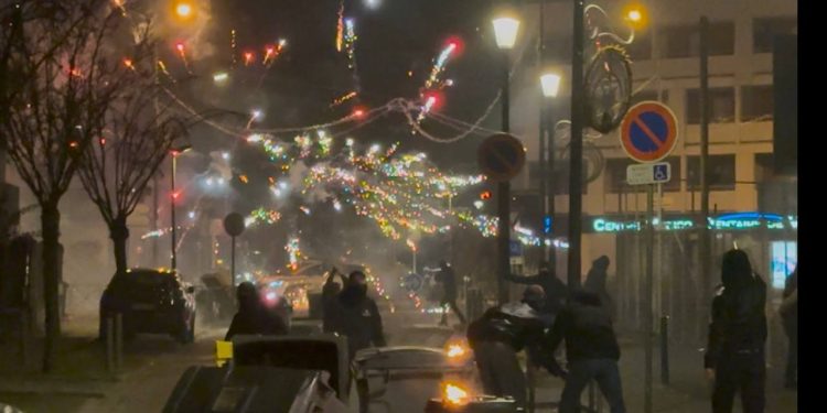 Paris’te Gençler Rojava için Alanda