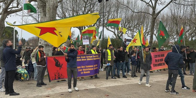 Bollène’de gençler Rojava için alanlardaydı