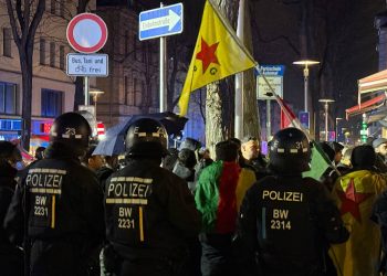 Stuttgart’ta Devrimci Gençlik Rojava için Alanlardaydı