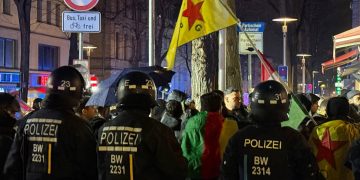 Stuttgart’ta Devrimci Gençlik Rojava için Alanlardaydı