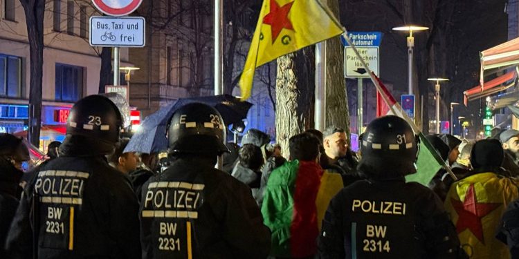Stuttgart’ta Devrimci Gençlik Rojava için Alanlardaydı