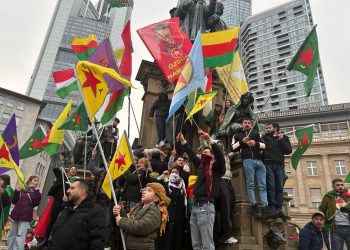 Frankfurt Meydanları Rojava İçin haykırdı: “Çetelere Geçit Vermeyeceğiz!”