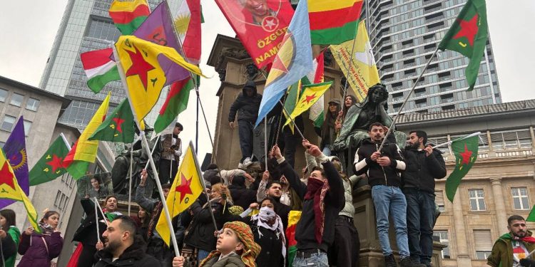 Frankfurt Meydanları Rojava İçin haykırdı: “Çetelere Geçit Vermeyeceğiz!”