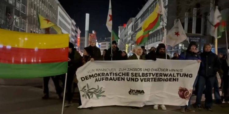 Hannover Sokakları gençlerin sloganları ile yankılandı