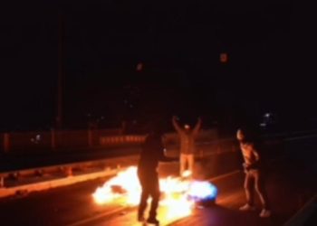 Gençler Köln Köprüsünde Ateş yakarak Yolu Kapatı