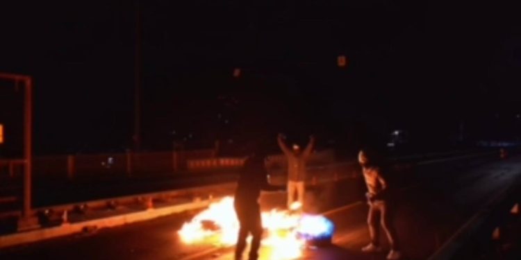 Gençler Köln Köprüsünde Ateş yakarak Yolu Kapatı