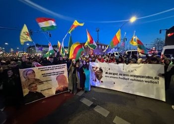 Hamburg’da Gençlerin Öncülüğünde Onbinler Rojava için Yürüdü