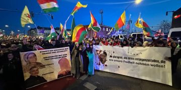 Hamburg’da Gençlerin Öncülüğünde Onbinler Rojava için Yürüdü