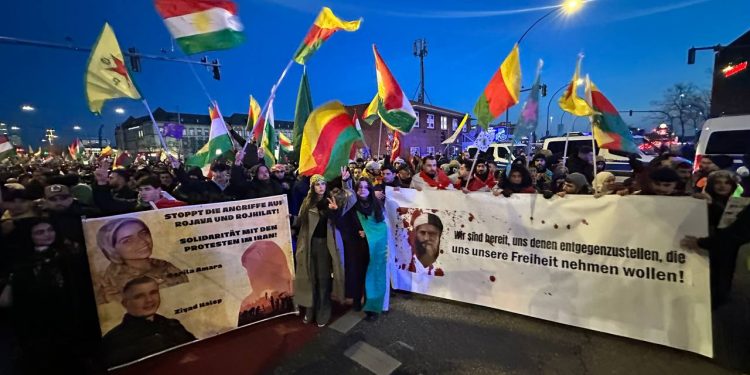 Hamburg’da Gençlerin Öncülüğünde Onbinler Rojava için Yürüdü