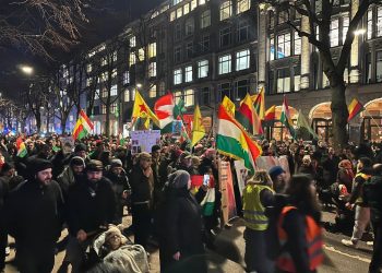 Hamburg’da Gençlerin Öncülüğünde Onbinler Rojava için Yürüdü