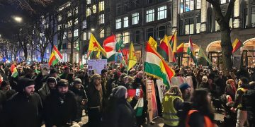 Hamburg’da Gençlerin Öncülüğünde Onbinler Rojava için Yürüdü