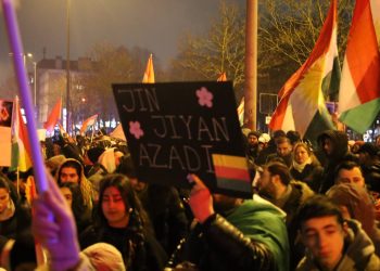 Hamburg’da Binler İşgal Saldırılarına Karşı Alanlara Aktı