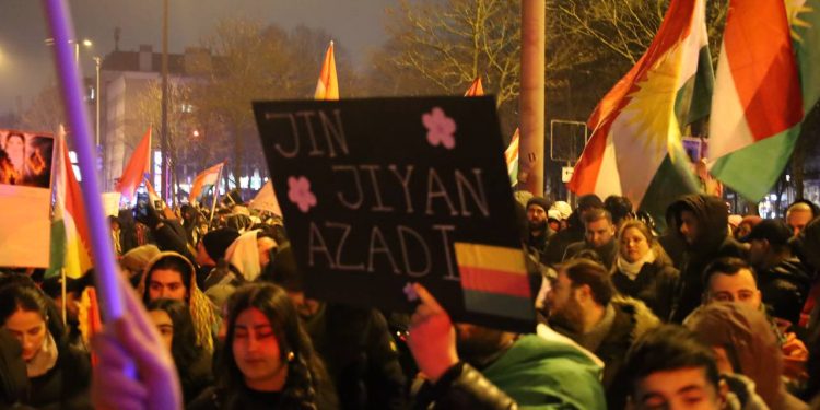 Hamburg’da Binler İşgal Saldırılarına Karşı Alanlara Aktı