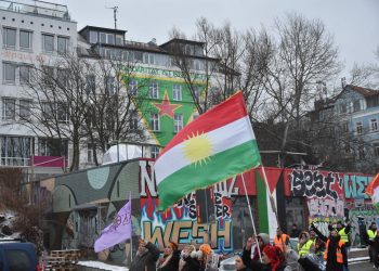 Hamburg’da Onbinler : Rojava Kırmızı Çizgimizdir