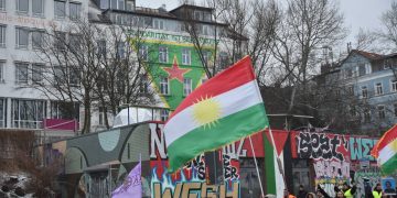 Hamburg’da Onbinler : Rojava Kırmızı Çizgimizdir