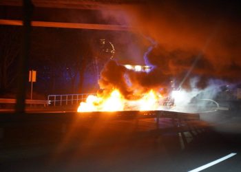 Köln’de Gençler Otobanı Ulaşıma Kapattı