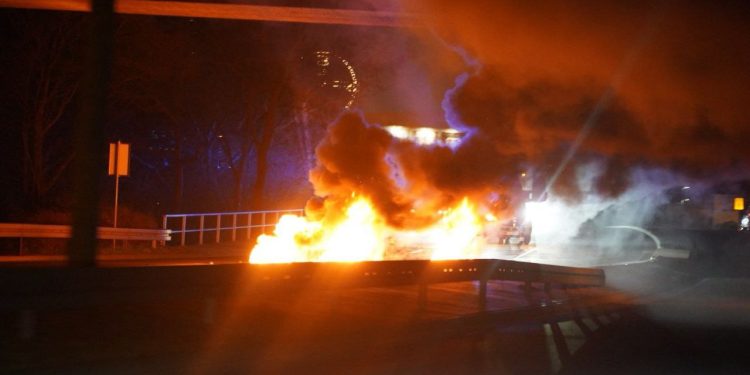 Köln’de Gençler Otobanı Ulaşıma Kapattı