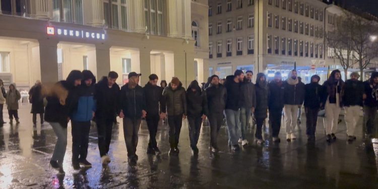 Bern’de Rojava Nöbet eylemi gençler ve Kurdistanlılar öncülüğünde devam ediyor