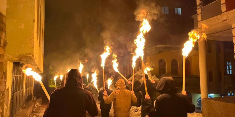 Şemzînan’da Yurtsever Gençlik Öncülüğünde Rojava İçin Meşaleli Yürüyüş